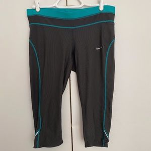 💥3/$25💥 NIKE Dri-Fit Workout Gray Capris Leggings Size M